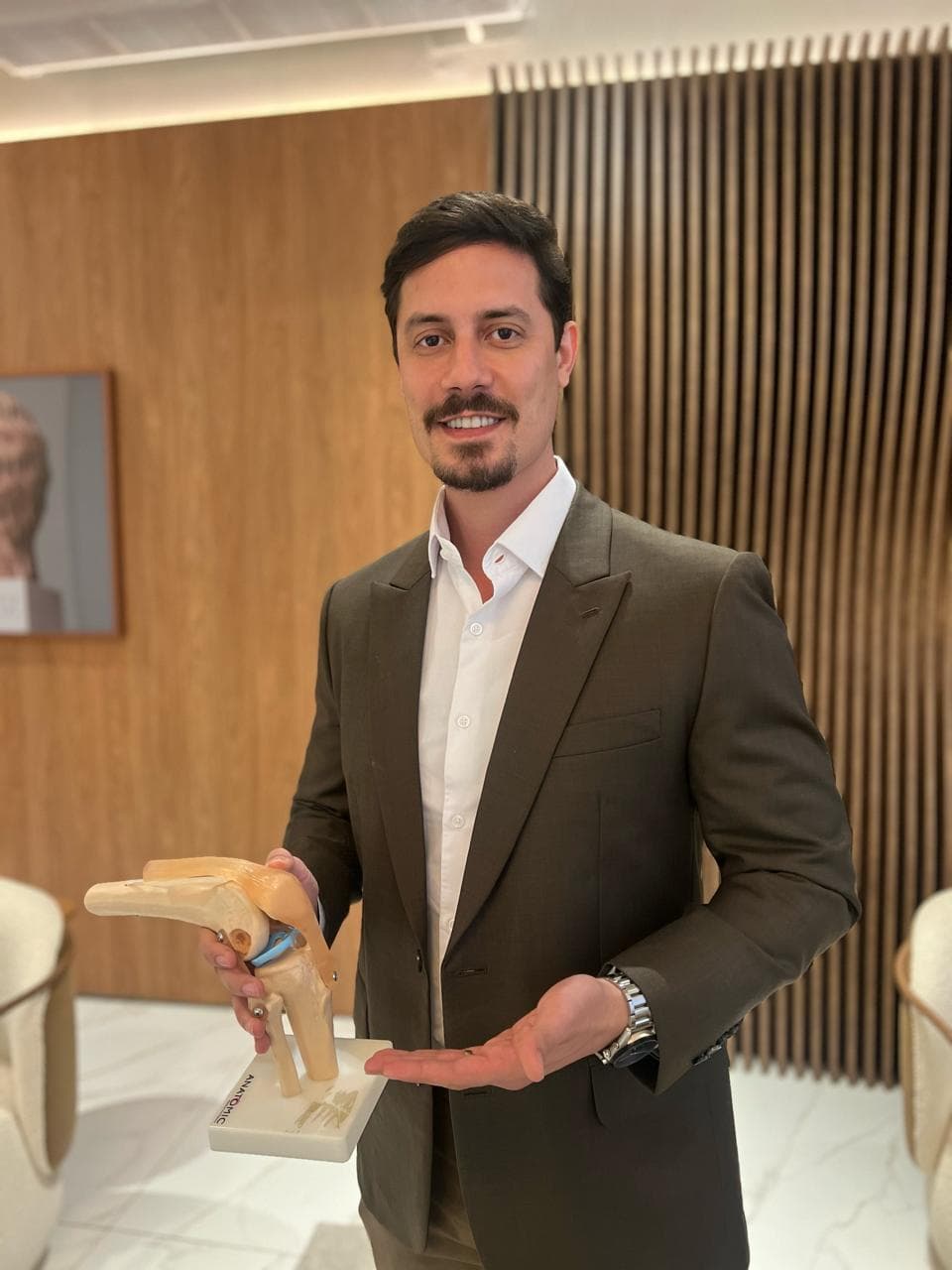 Dr. Rômulo Queiroz com modelo anatômico do joelho